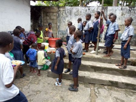 FeedingProgramm 05 06 19-kids eating (9)